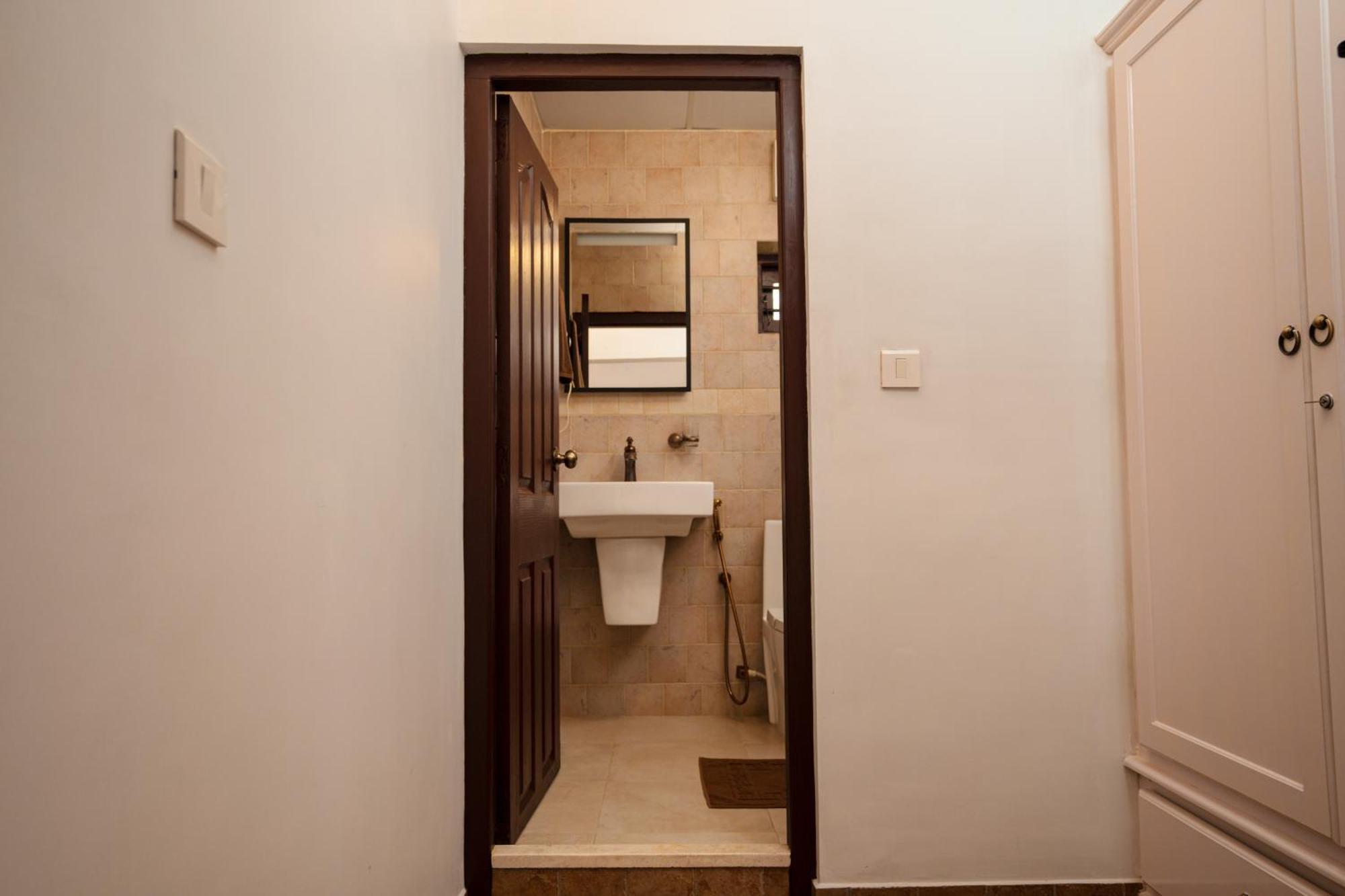 Solo Inn By Hawk Hospitality Kochi Exterior foto